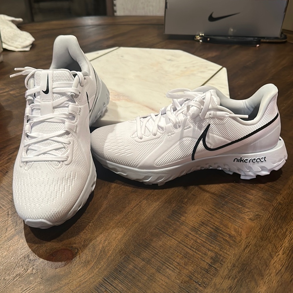 Brand New! Never worn! Men’s Nike White Golf Shoes. Size 7